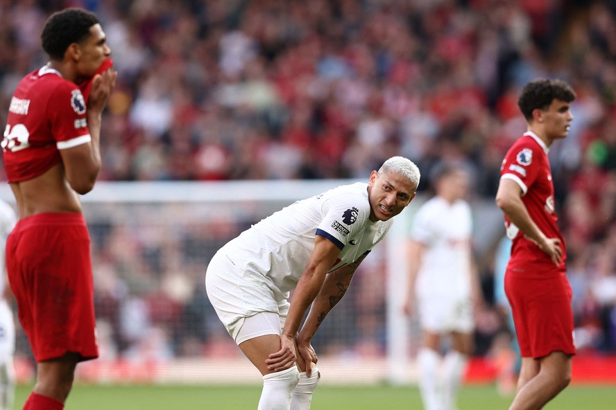 Richarlison machucou a panturrilha no jogo do Tottenham