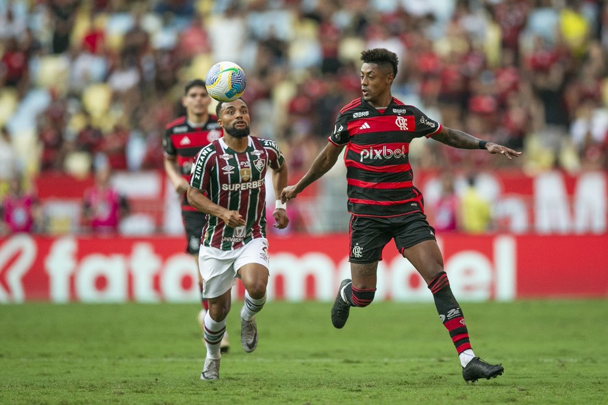Bruno Henrique e Samuel Xavier no clássico entre Flamengo e Fluminense