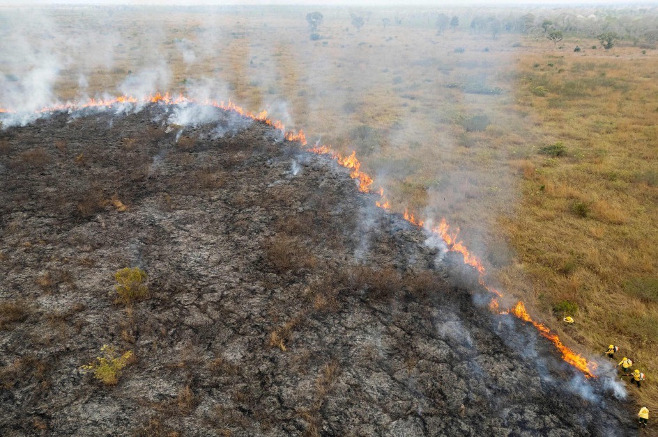 Vista aérea de bombeiros trabalhando no combate a incêndio no Pantanal — Foto: Pablo PORCIUNCULA / AFP