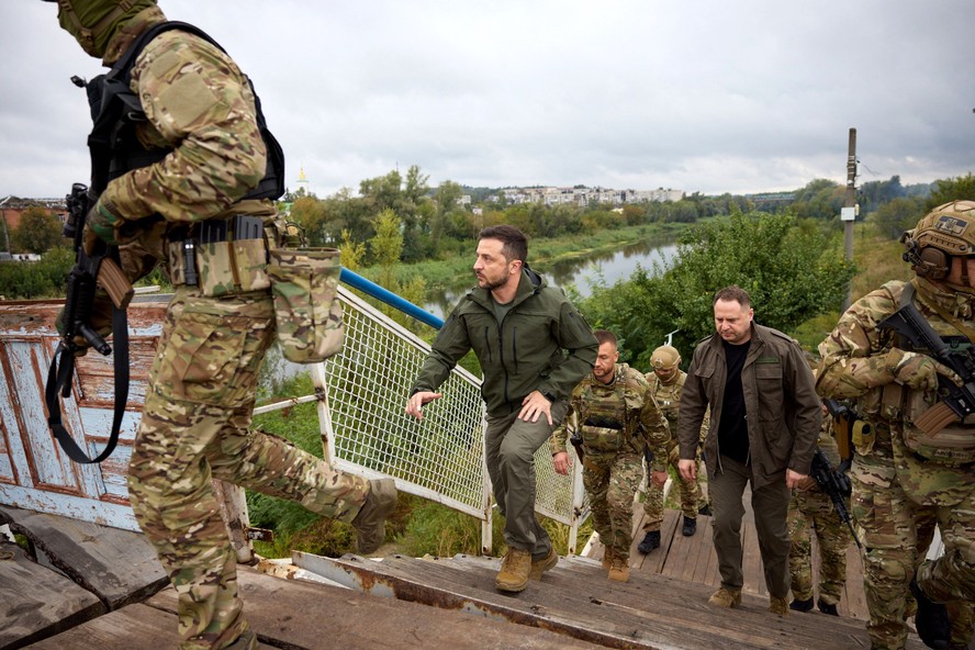 Presidente da Ucrânia, Volodymyr Zelensky, visita a cidade de Izyum, na região de Kharkiv, pouco depois da retirada russa, em 2022