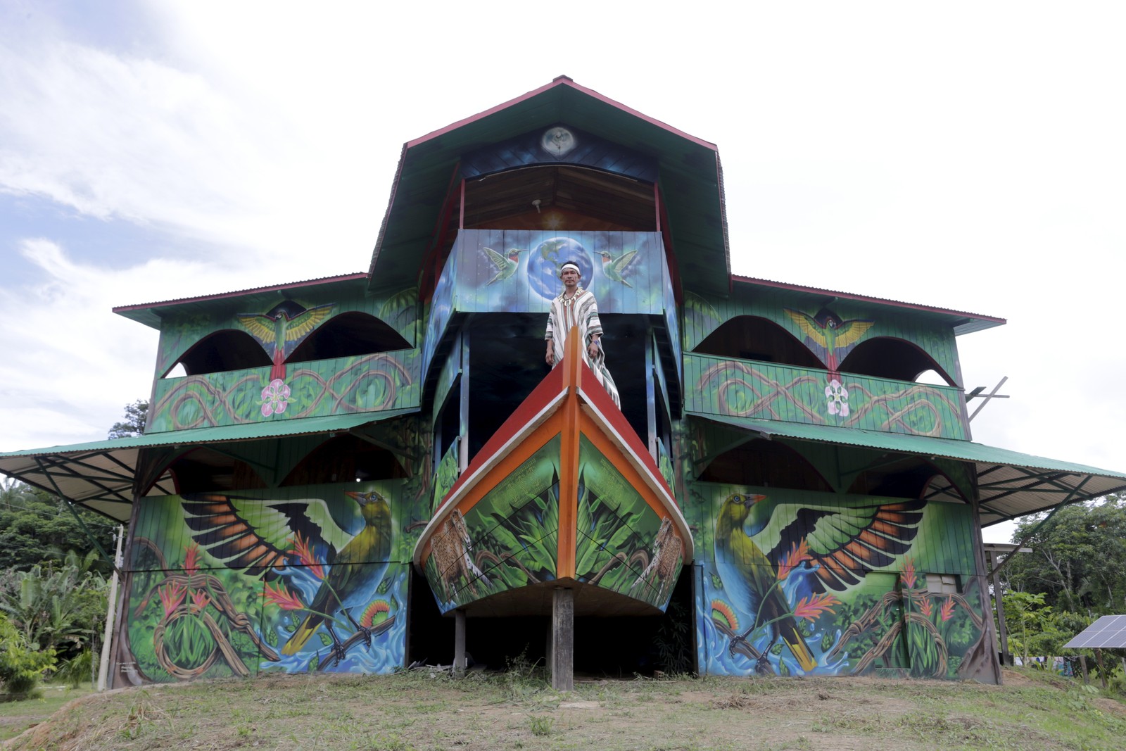 Fora da Aldeia Apiwtxa, a casa do líder político e espiritual Benki Pyãko é uma atração à parte do outro lado do rio Juruá, no município de Marechal Thaumaturgo, no Acre — Foto: Domingos Peixoto / Agência O Globo