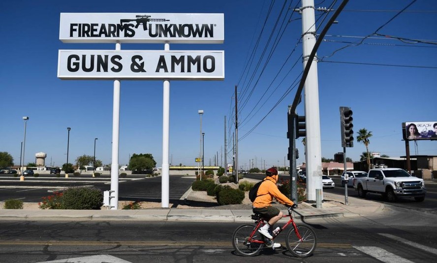 Silhueta do rifle AR-15 de silhueta é exibido no letreiro de loja de armas em Yuma, Arizona. O presidente dos EUA, Joe Biden pediu aos legisladores que proíbam armas de assalto a cidadãos comuns