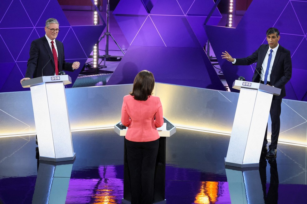 Keir Starmer e Rishi Sunak, durante o último debate televisivo pré-eleição, realizado pela BBC — Foto: Phil Noble/AFP