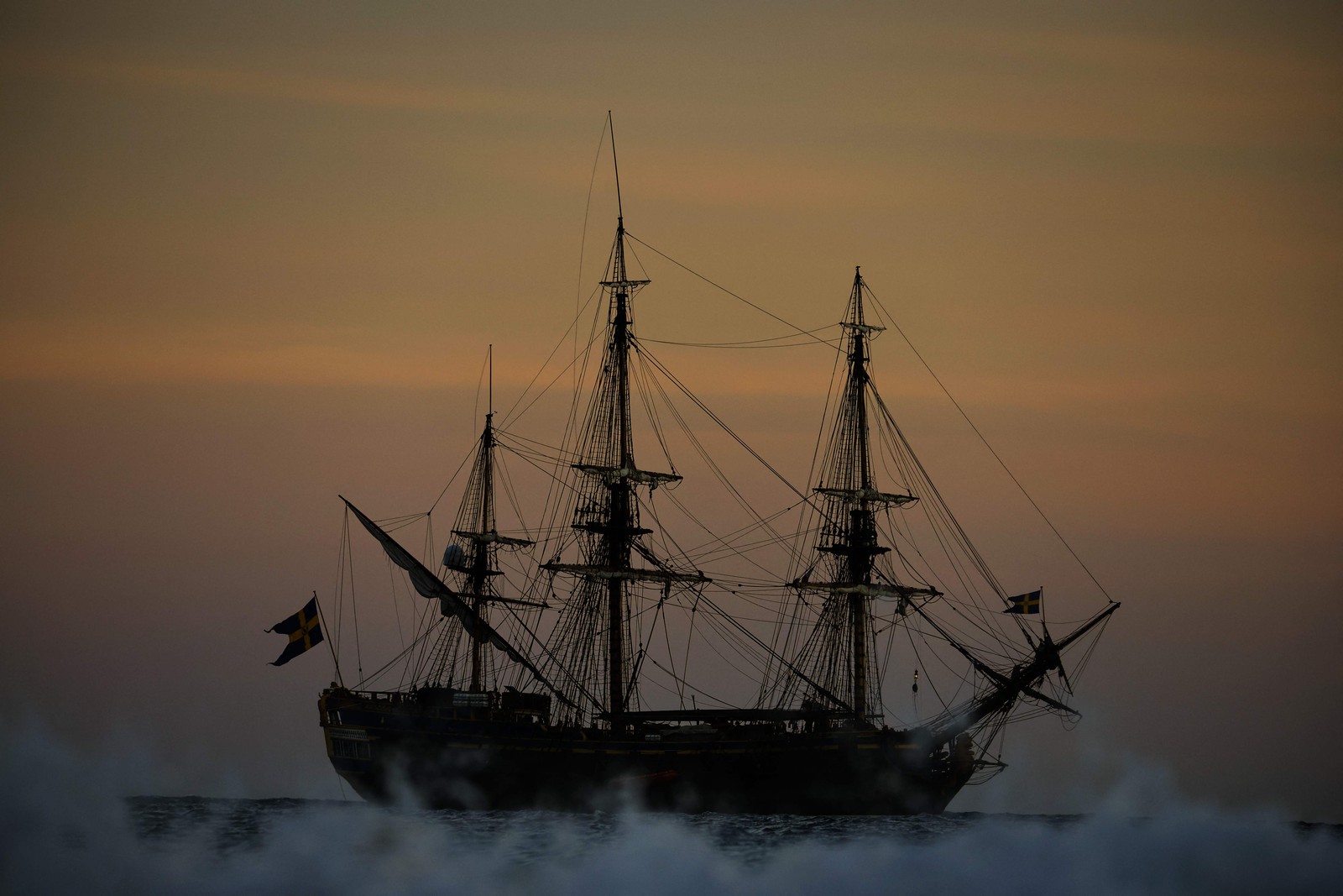 "Gotheborg", o maior veleiro de madeira do mundo, visto de Eze, perto de Nice, na França — Foto: Valery HACHE / AFP