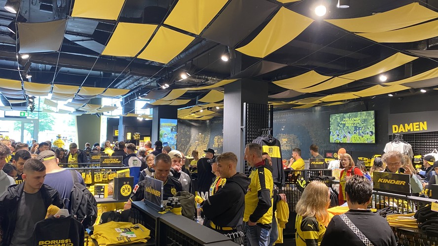 Torcedores do Borussia Dortmund se reúnem para a decisão da Champions League