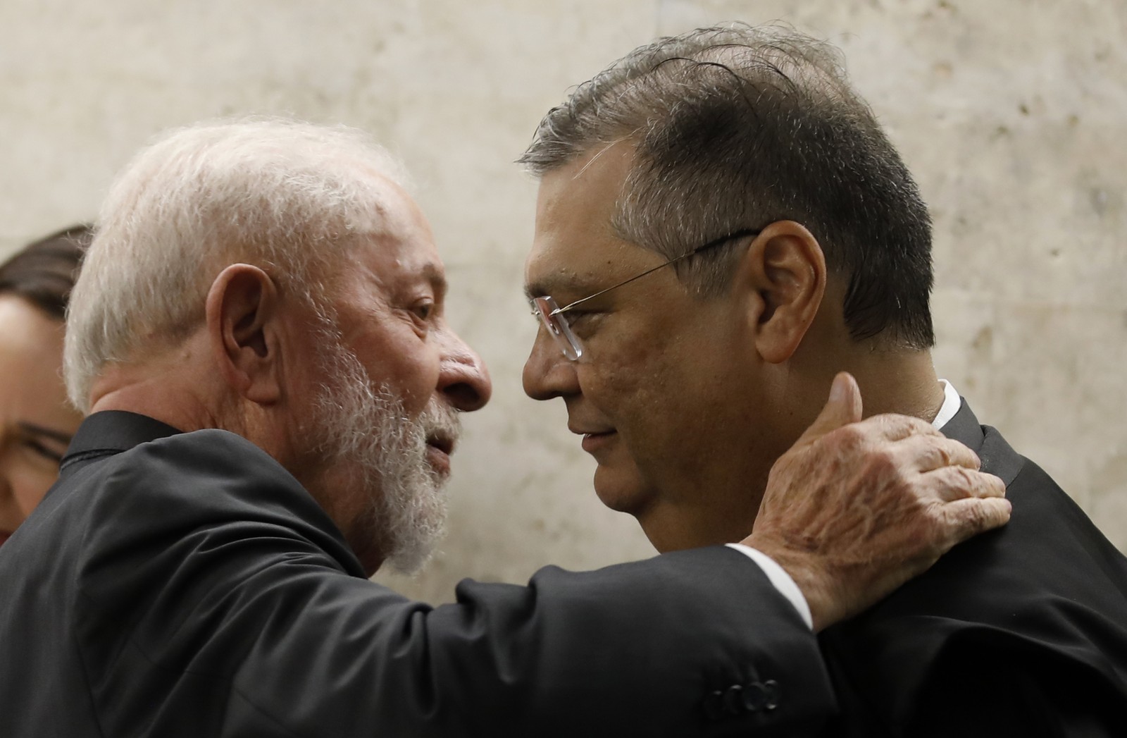 Dino é cumprimentado pelo presidente Lula durante sua posse no STF — Foto: Cristiano Mariz / Agência O Globo