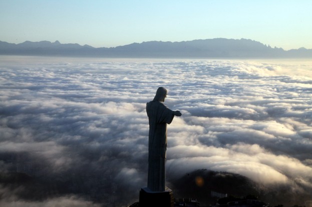 O dia amanheceu com nevoeiro. Na foto, vista aérea do Cristo Redentor.