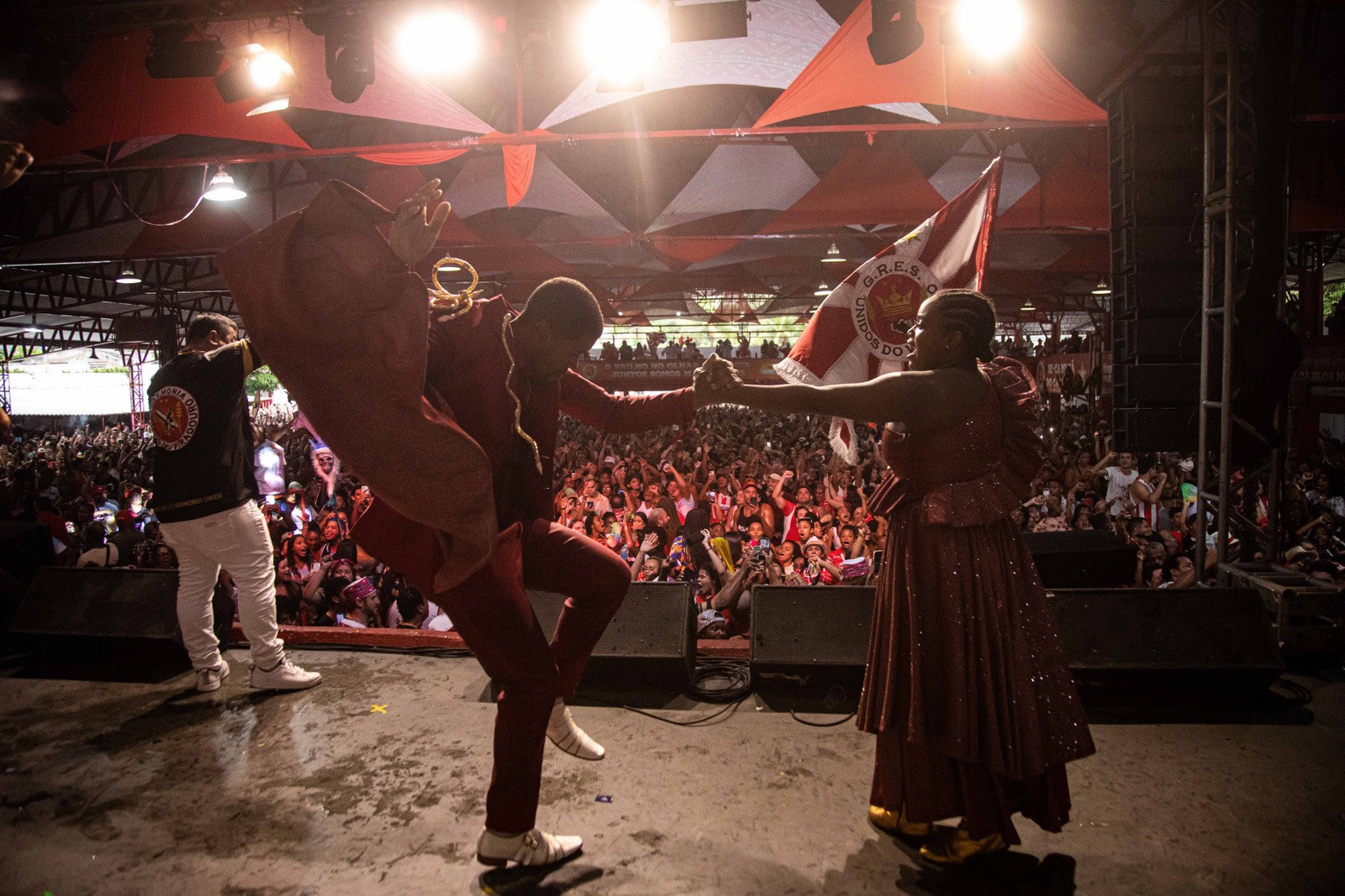 A festa na quadra da Viradouro juntou integrantes e torcedores da escola — Foto: Hermes de Paula / Agência O Globo