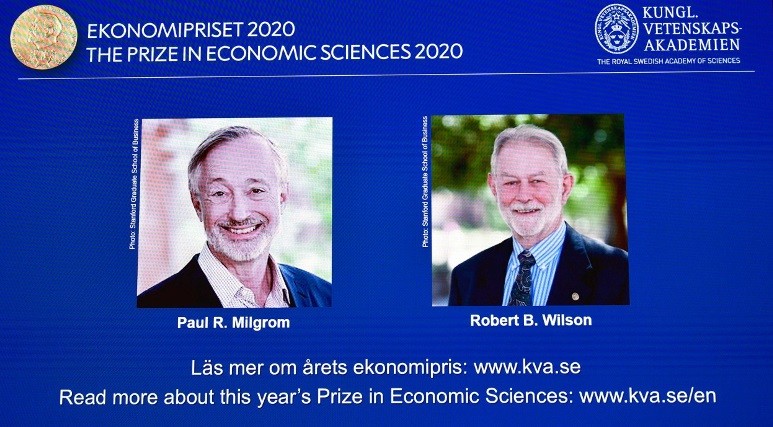 Paul Milgrom e Robert Wilson (2020/ EUA) - Os americanos Paul Milgrom e Robert Wilson ganharam o Nobel por seus estudos sobre leilões. As pesquisas projetaram novos formatos de leilão para bens e serviços que são difíceis de vender de forma tradicional, como frequências de rádio — Foto: Anders Wiklund/AFP
