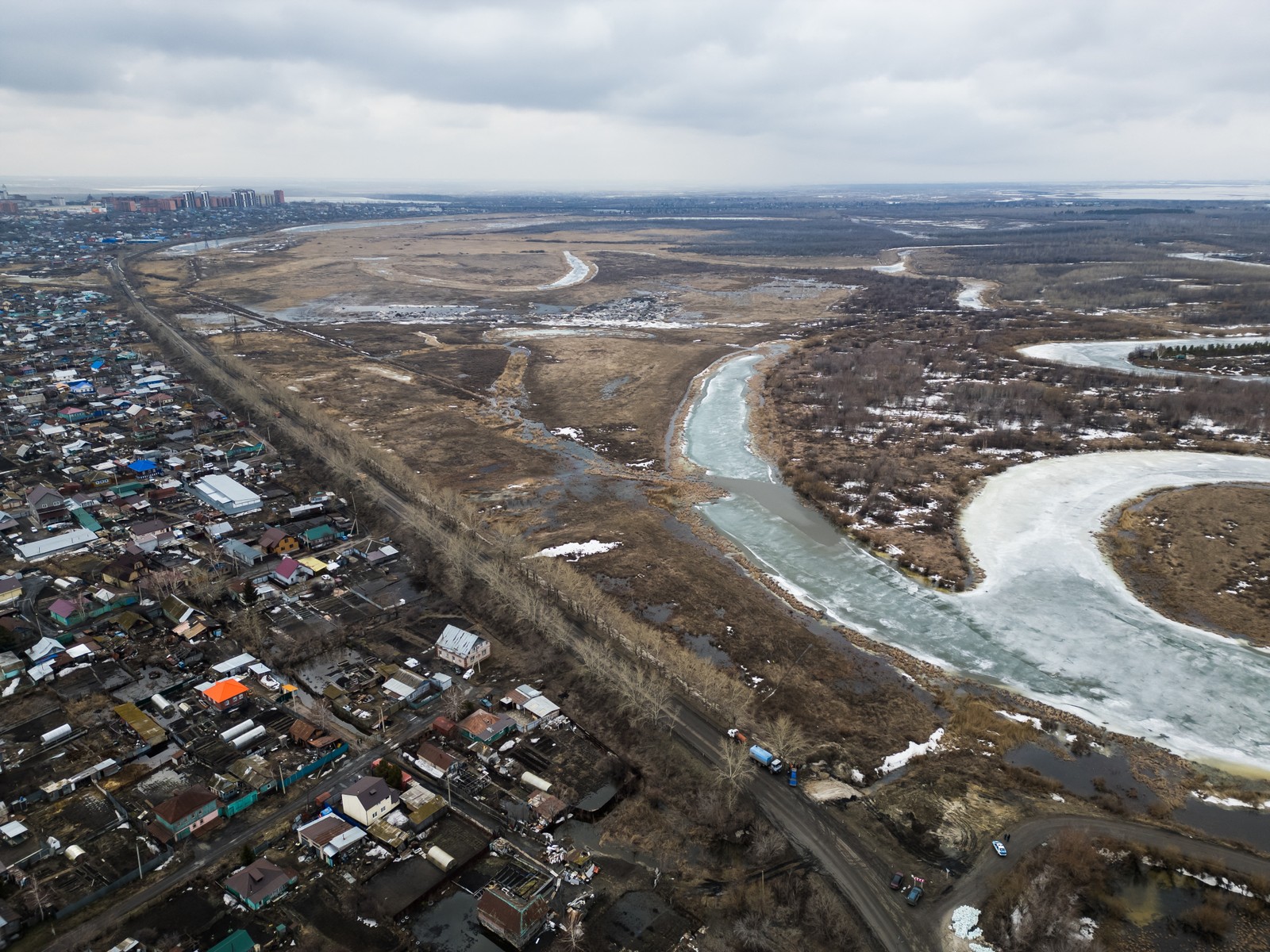 Visão aérea mostra assentamento de Zarechny, no norte do Cazaquistão, em meio às piores inundações em décadas na região — Foto: Evgeniy Lukyanov / AFP