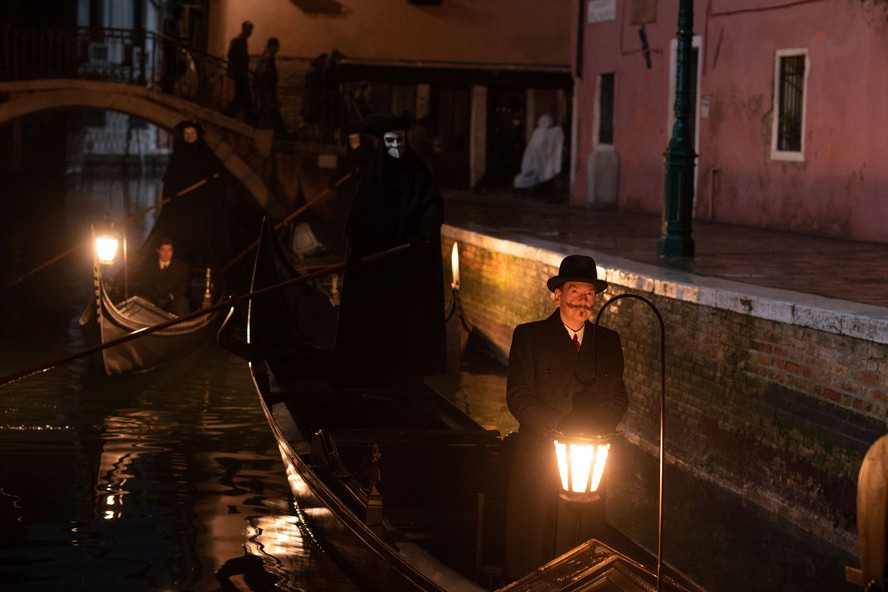 Kenneth Branagh como Hercule Poirot em “A noite das bruxas”