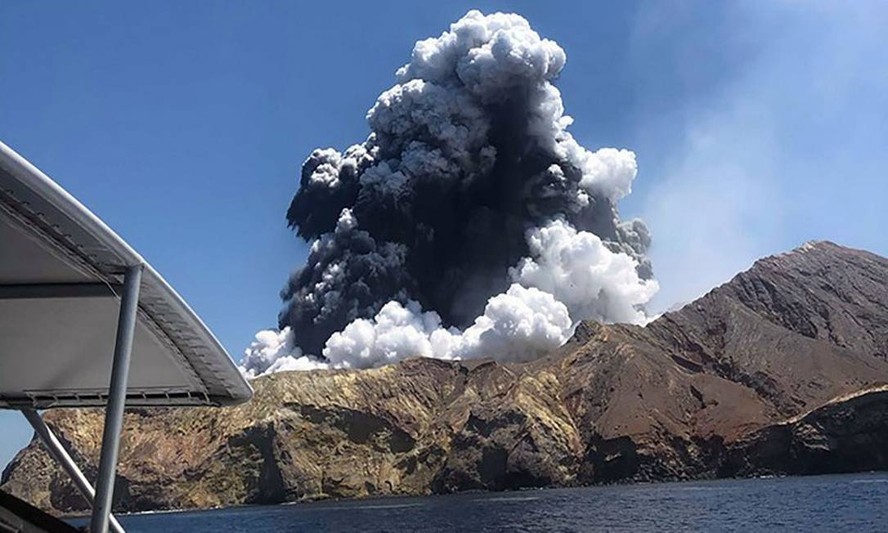 Erupção do vulcão White Island, na Nova Zelândia, em 2019