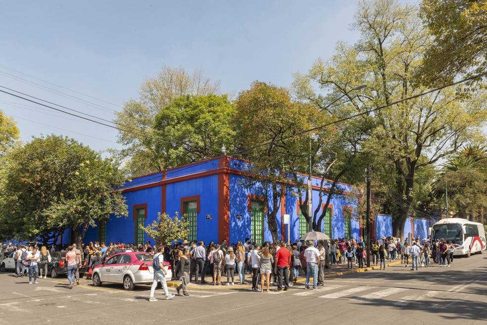 Uma multidão se reúne do lado de fora da Casa Azul, onde Frida Kahlo passou grande parte de sua vida, no bairro de Coyoacán, na Cidade do México — Foto: Adrian Wilson/The New York Times