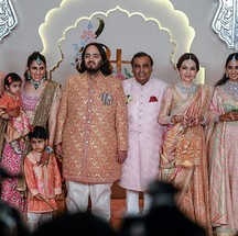 Família Ambani chega para casamento — Foto: Punit PARANJPE / AFP