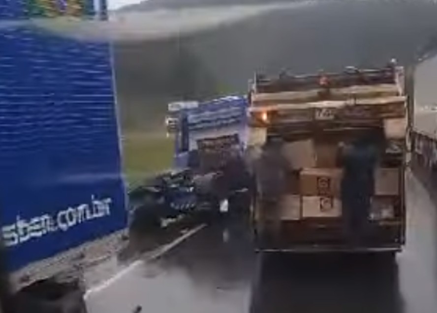 Caminhão de lixo de prefeitura no Paraná é flagrado transportando carga roubada