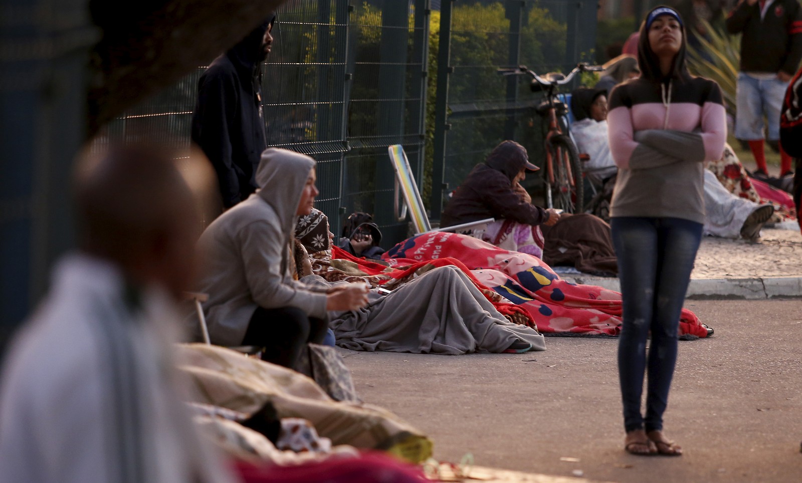 Mais de 200 pessoas aguardavam atendimento no Rio Poupa Tempo de Bangu, antes do expediente  — Foto: Fabiano Rocha / Agência O Globo