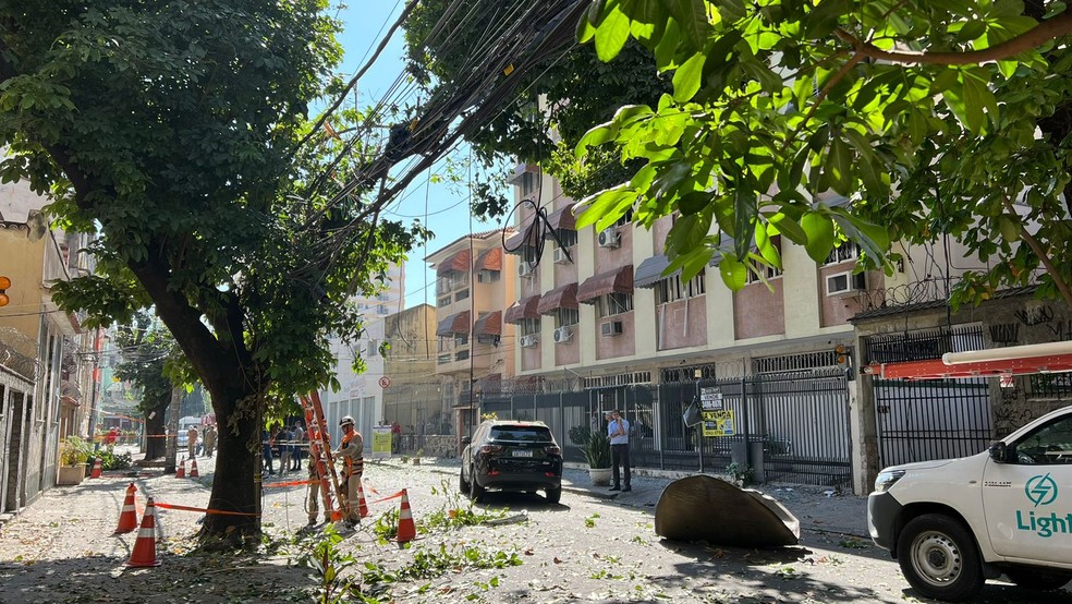 Parte da estrutura de um caminhão-tanque explodiu em Vila Isabel, Zona Norte do Rio — Foto: Ana Branco/Agência O Globo