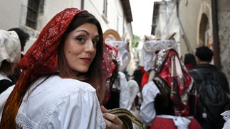 Religiosos usam serpentes em procissão tradicional, na Itália; veja fotos — Foto: TIZIANA FABI/AFP