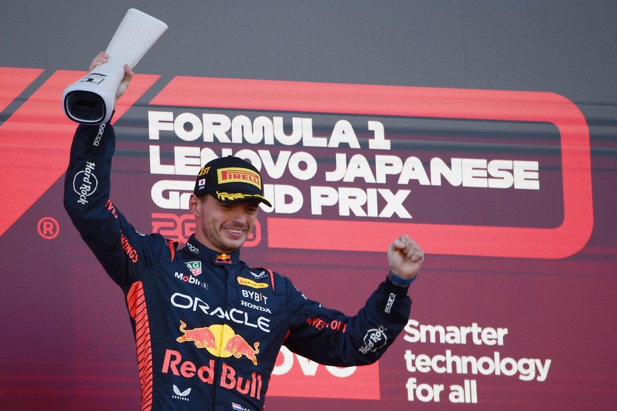Verstappen comemora a vitória no GP do Japão