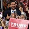 Senador e indicado para vice na chapa de Donald Trump à presidência, J.D. Vance cumprimenta delegados na Convenção Nacional Republicana - ANDREW CABALLERO-REYNOLDS / AFP