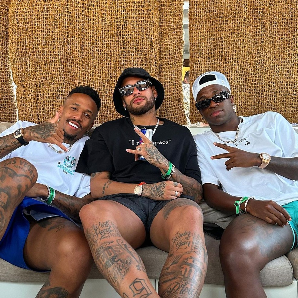Neymar ostentou relógio de luxo em foto com Éder Militão e Vinicius Jr. — Foto: Reprodução Instagram