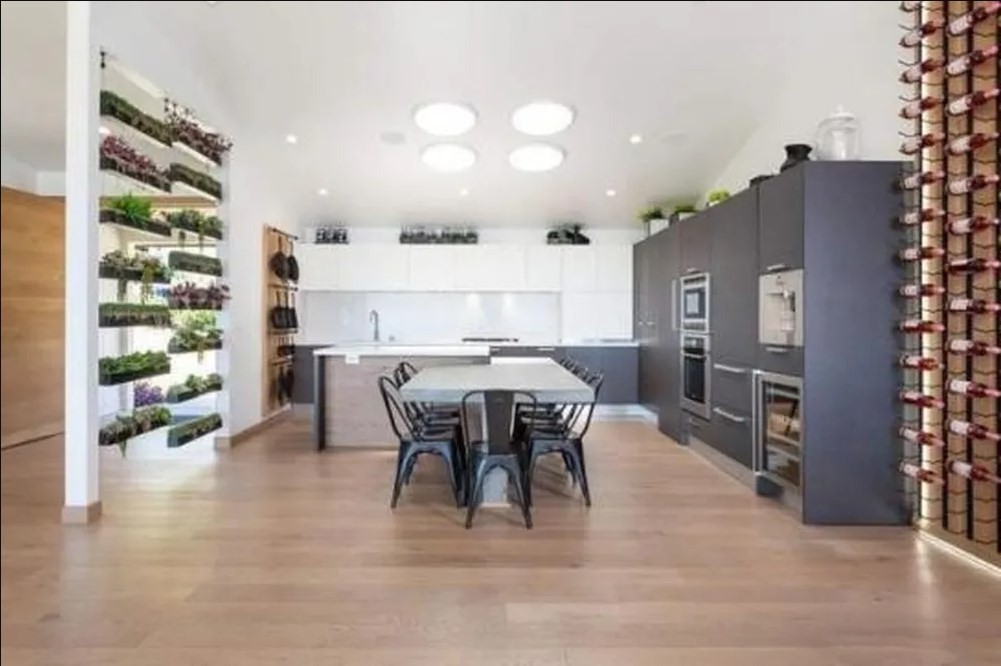 Cozinha da casa onde morou o ator Matthew Perry, em Los Angeles — Foto: Reprodução