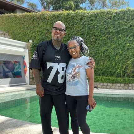 Rodriguinho e a mãe na piscina da mansão — Foto: Instagram