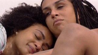 Natalia Deodato e Lina se uniram dentro do 'BBB'. Atualmente, Natália alega que Lina 'não fala mais com pobre'. Lina diz ter se distanciado por ter trocado de celular e ter aversão a grupos de WhatsApp — Foto: Reprodução/TV Globo