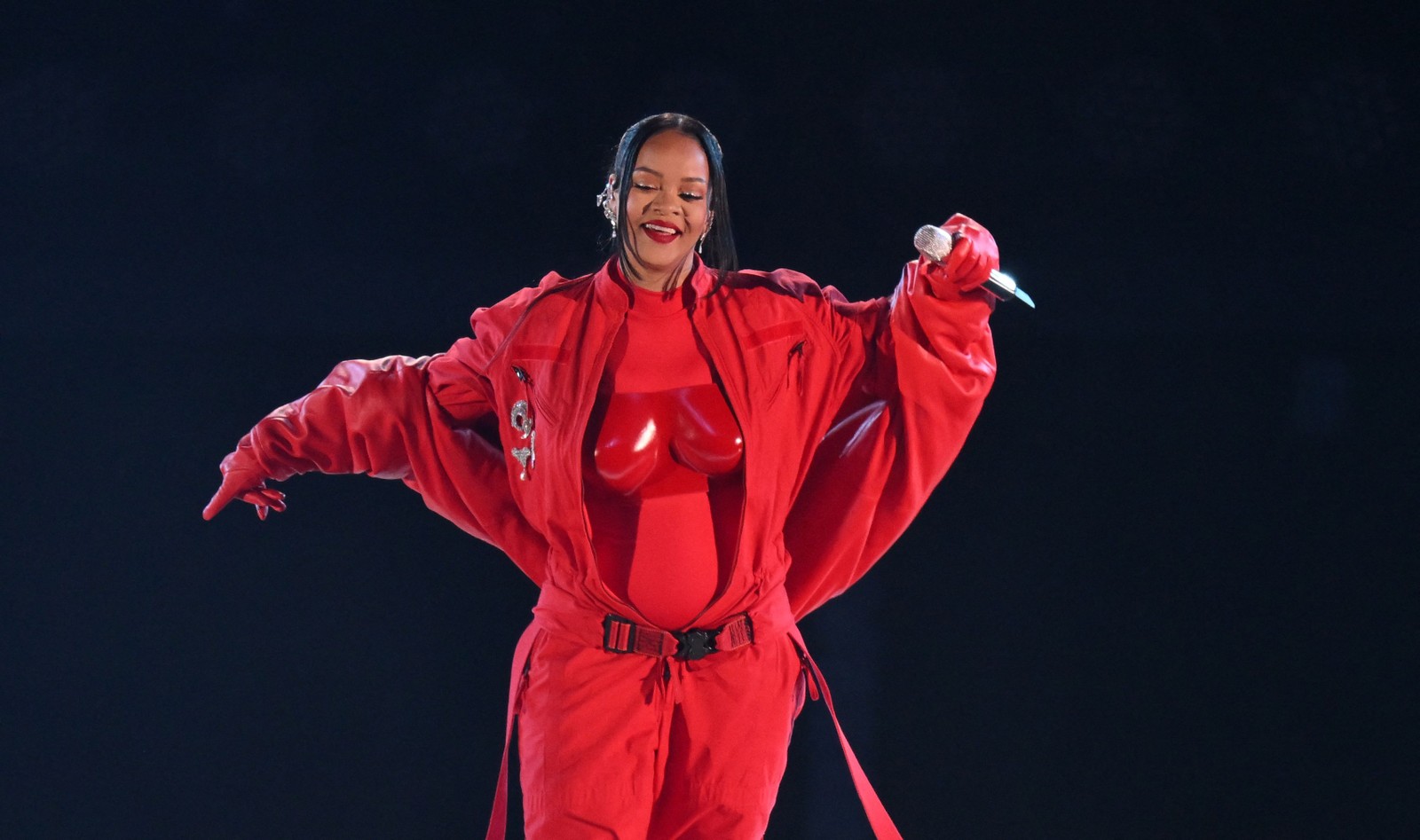 Rihanna se apresenta no intervalo do Super Bowl — Foto: TIMOTHY A. CLARY/AFP