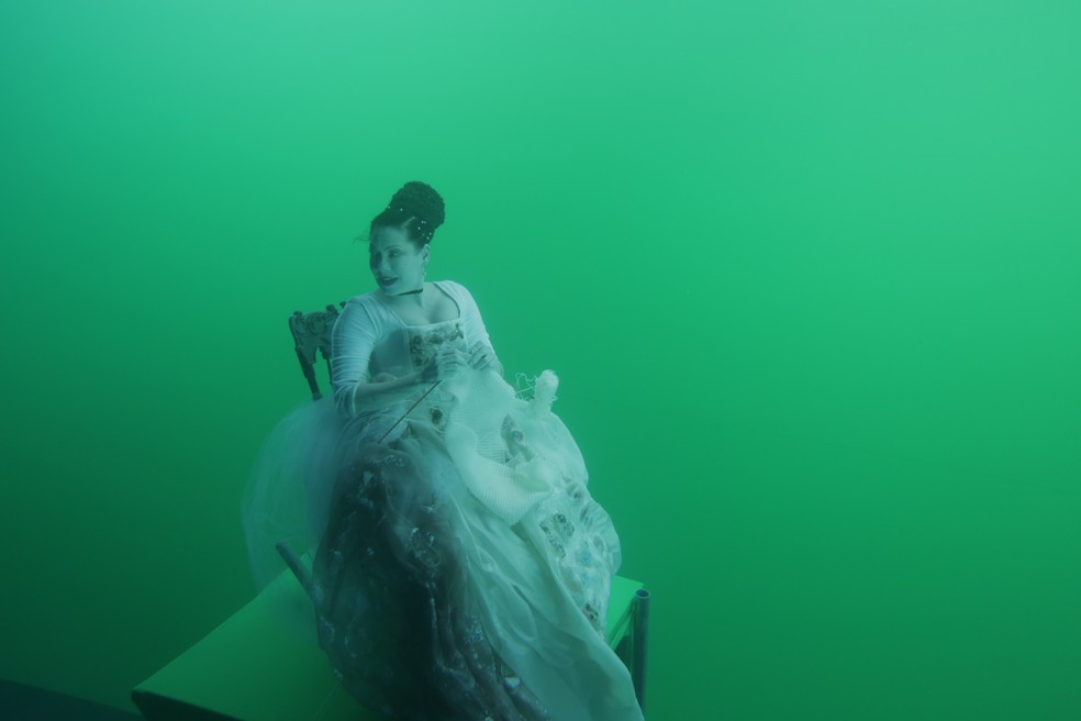 Fabiula Nascimento debaixo d'água durante as filmagens de 'Pluft, o fantasminha' — Foto: Divulgação