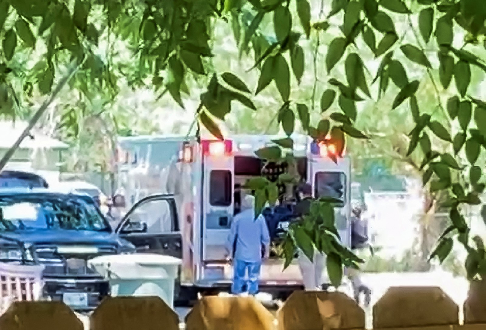 Ambulância chega para prestar socorro perto de escola primário em Uvalde, no estado do Texas, onde um atirador matou 14 alunos e um professor em um ataque a tiros nesta terça-feira  — Foto: Reuters