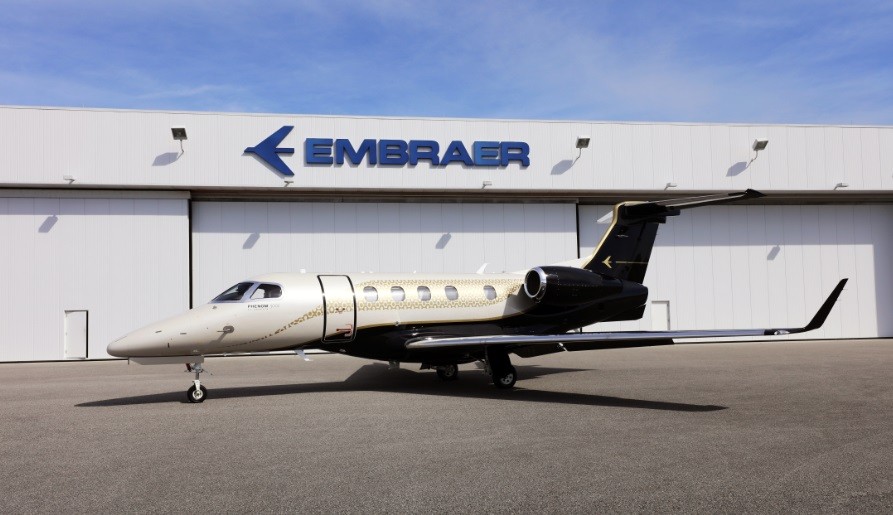 O Phenom 300 em frente ao hangar da Embraer: maior alcance e menor preço em relação aos concorrentes. Foto: Divulgação