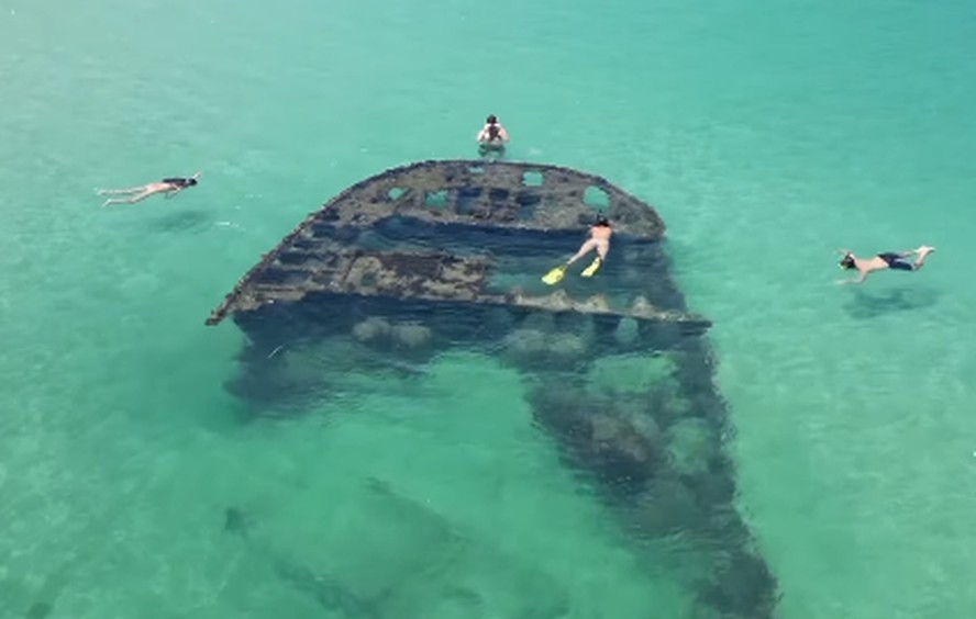 Navio Guarará, naufragado no século passado, vira atração turística em Florianópolis