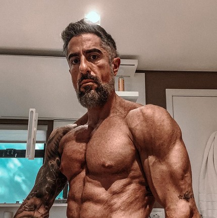 Marcos Mion mostra abdômen trincado e resultado de transformação no corpo — Foto: Reprodução Instagram