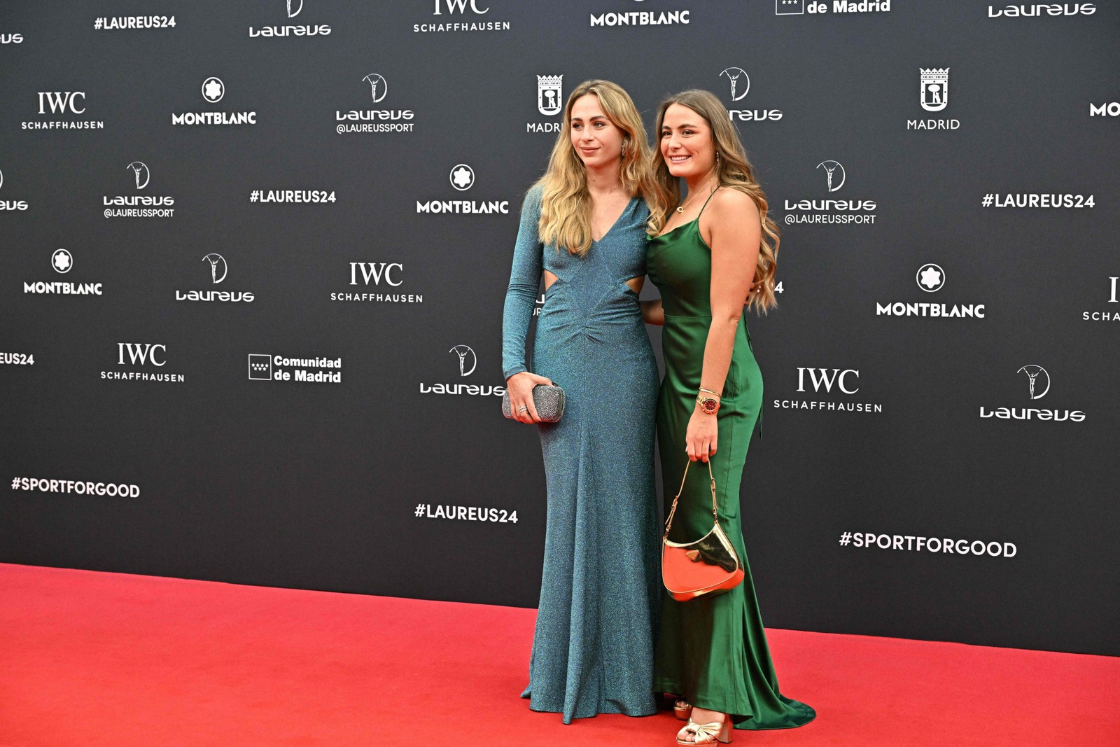 A piloto alemã Sophia Florsch e a nadadora alemã Nathalie Pohl (direita) posam no tapete vermelho antes da 25ª gala do Laureus World Sports Awards em Madri — Foto: JAVIER SORIANO / AFP