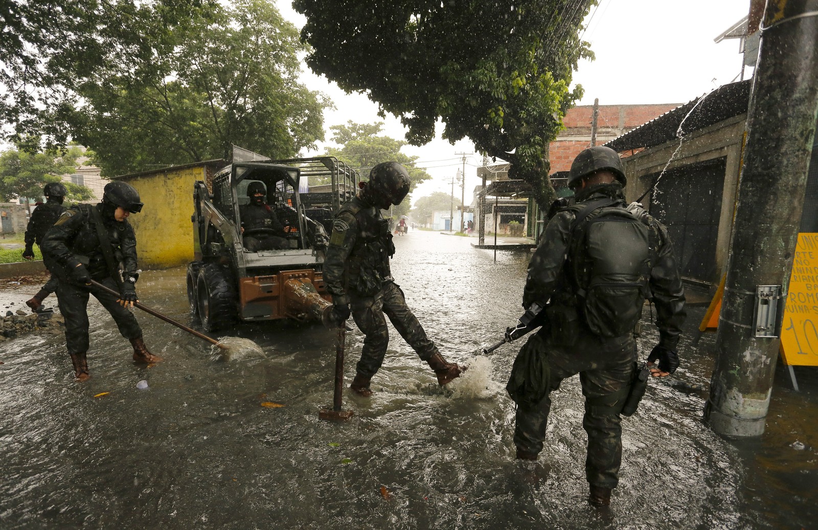 Operação das forças de segurança na comunidade Vila Kennedy. Na foto os militares do Exército retiram barricadas em uma via da comunidade — Foto: Pablo Jacob / Agência O Globo