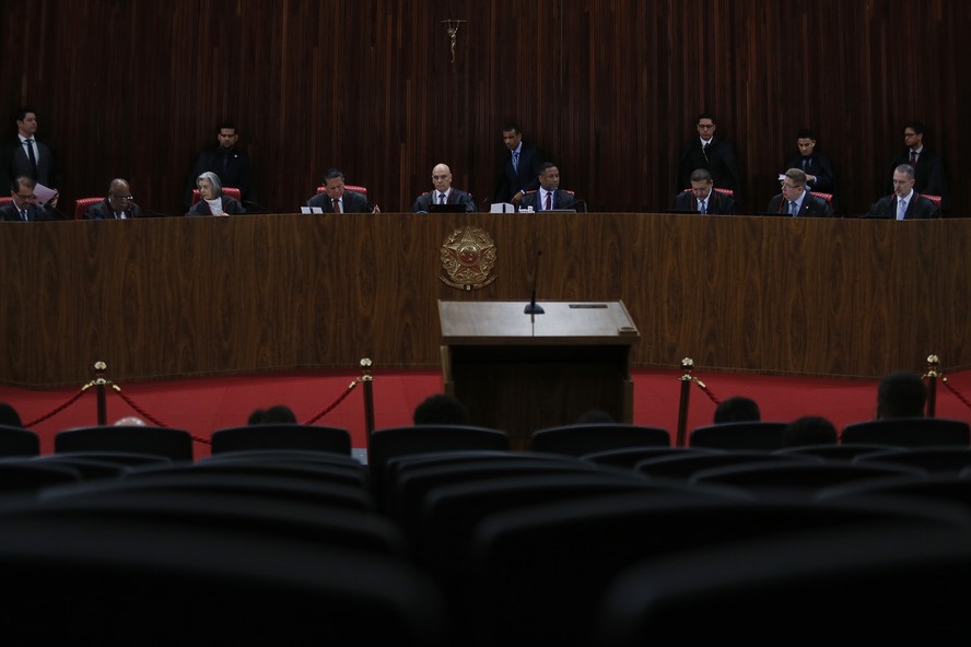Ministros do TSE durante sessão que julga ação contra Bolsonaro
