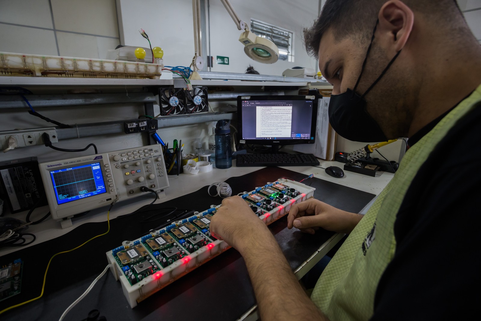 Na cidade de Santa Rita do Sapucaí, a empresa JFL Alarmes, fabricante de equipamentos de segurança. — Foto: Edilson Dantas / Agência O Globo