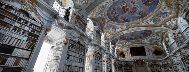O hall central da biblioteca da Abadia de Admont, na Áustria, uma das mais bonitas e 'instagramáveis' do mundo — Foto: Joe Klamar / AFP