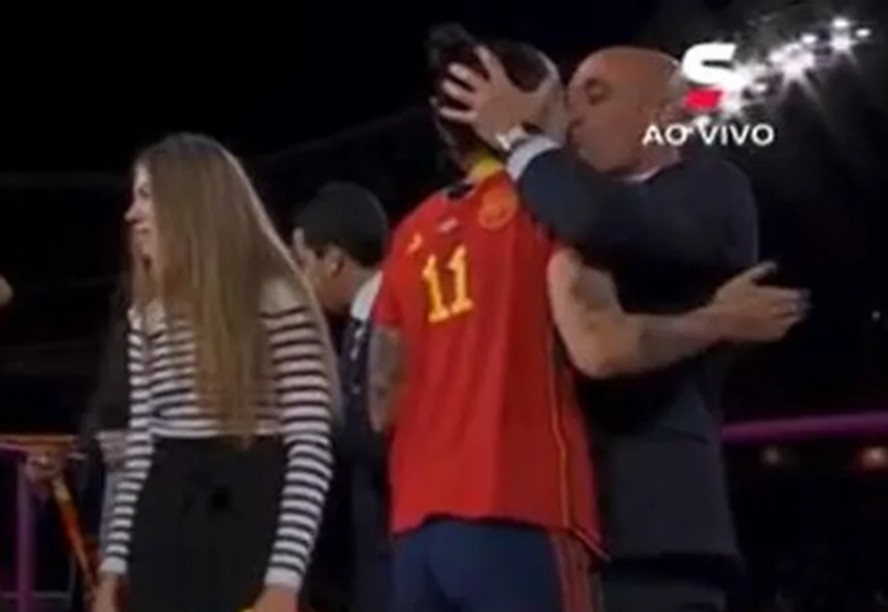 Luis Rubiales beijou à força a espanhola Jenni Hermoso