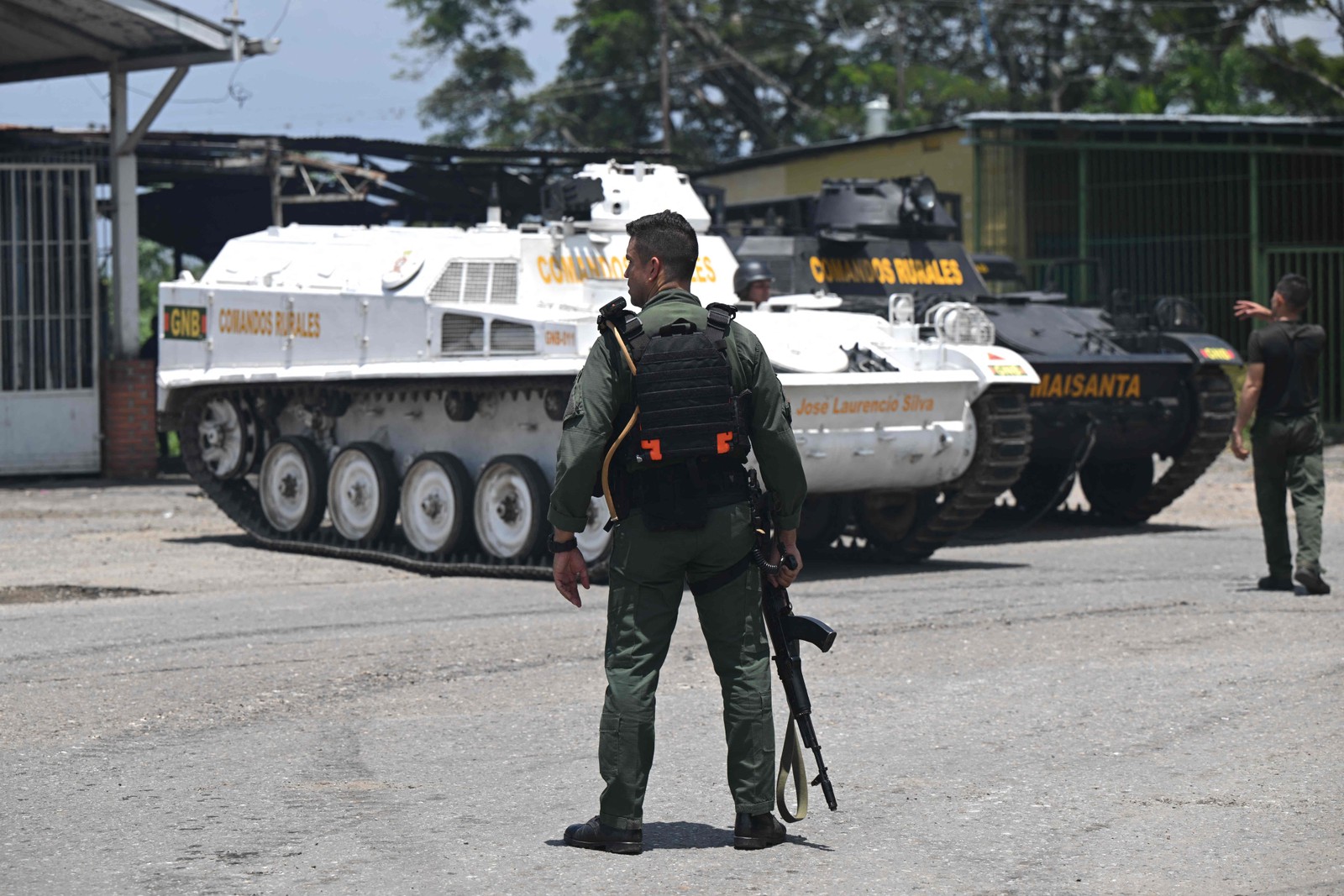 Operação das forças do governo da Venezuela na prisão de Tocoron em Maracay — Foto: YURI CORTEZ/AFP