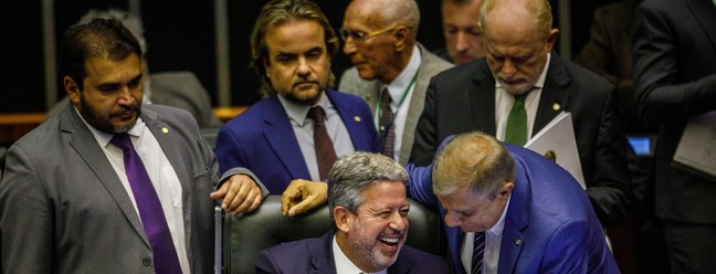 Arthur Lira e deputados na votação do requerimento de urgência do projeto de lei do novo Arcabouço Fiscal. — Foto: Brenno Carvalho / Agência O Globo