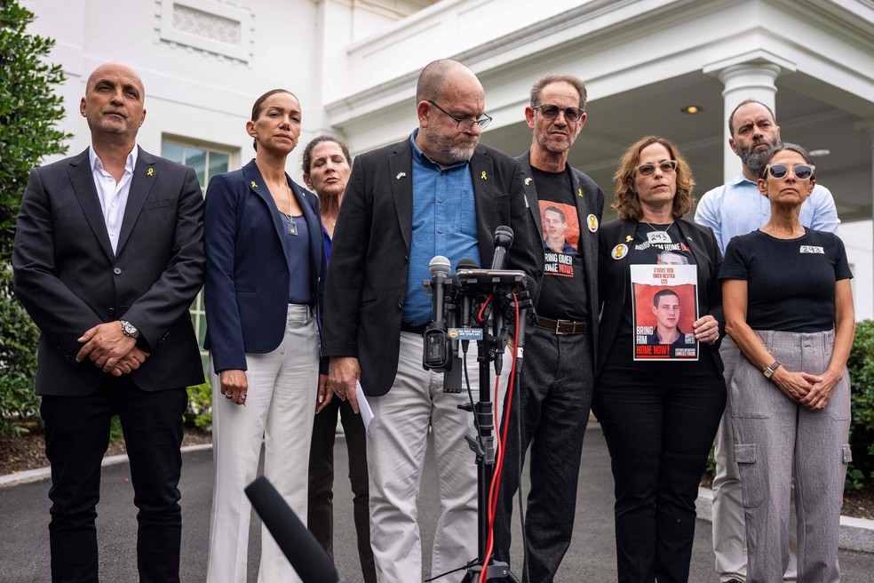 Parentes de reféns mantidos pelo Hamas na Faixa de Gaza falam com a imprensa após reunião com o presidente dos EUA, Joe Biden, e o premier de Israel, Benjamin Netanyahu — Foto: Jim WATSON / AFP