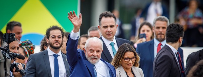 Lula e Janja descem com Rodrigo Pacheco a rampa do Congresso. Ao fundo, o deputado federal Tulio Gadelha — Foto: Brenno Carvalho/Agência O Globo