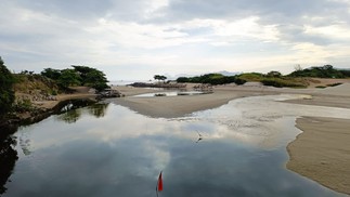 Com a ligação do Canal de Itaipu com o mar quase que completamente obstruída pelo assoreamento, a renovação da água é pouca — Foto: Lívia Neder