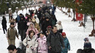 Pessoas visitam o Templo do Paraíso depois de nevasca em Pequim — Foto: WANG ZHAO/AFP