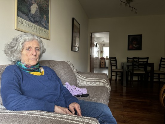 A socióloga aposentada, Susana Said, de 76 anos, vive atemorizada, cortando todas as despesas que pode, inclusive em matéria de alimentação
