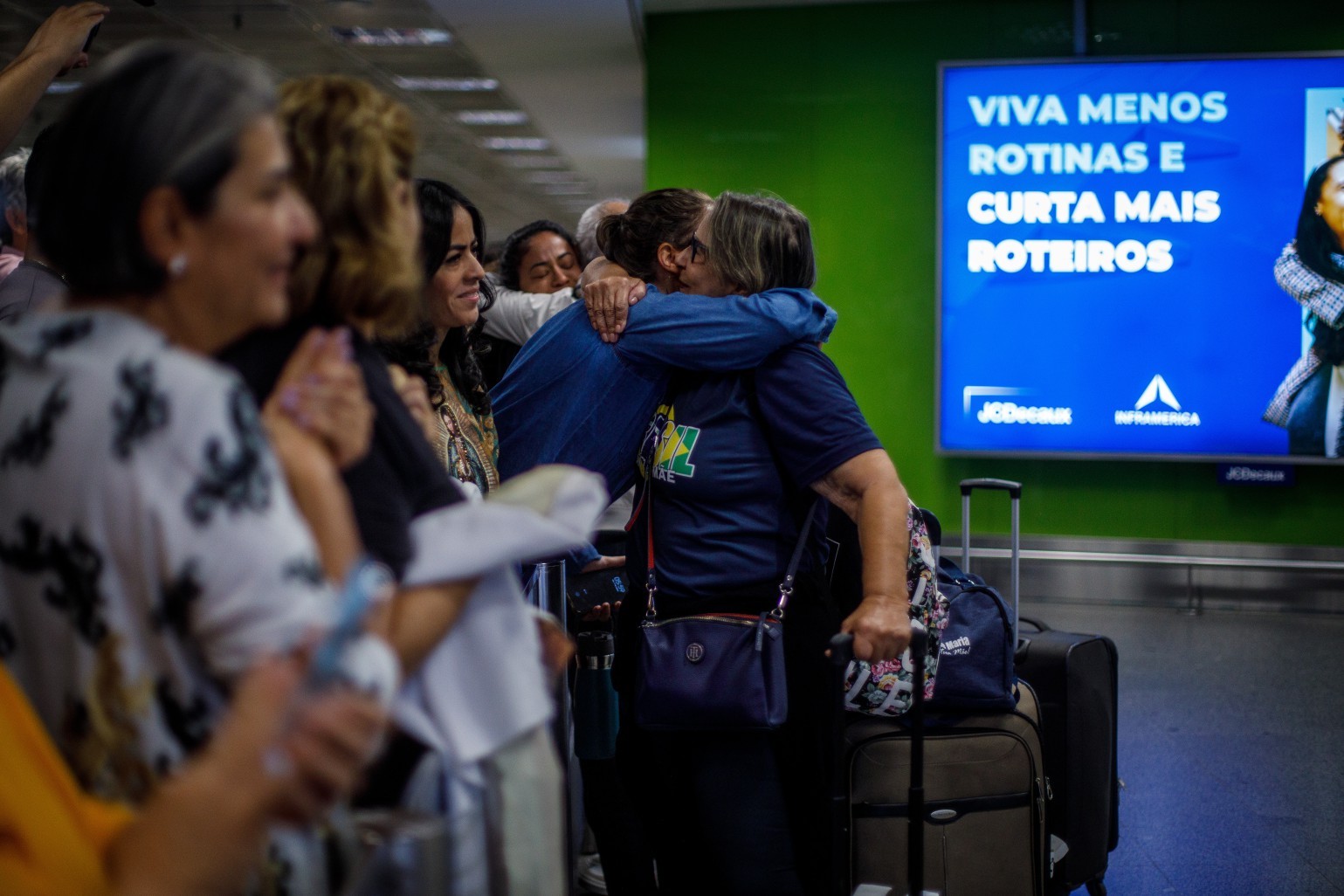 Emocionados, parentes recebem repatriados de Israel. Foto: Brenno Carvalho / Agência O Globo