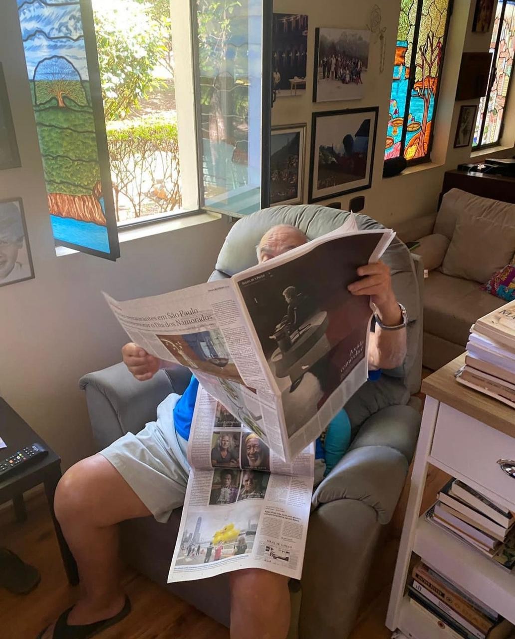 A sala do ator é repleta de memórias da carreira nas paredes — Foto: Reprodução Instagram