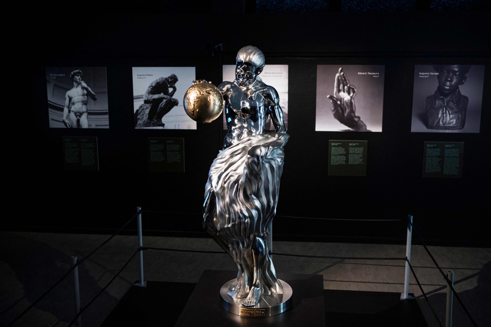 A primeira escultura feita por inteligência artificial do mundo é exibida no museu Tekniska em Estocolmo em 8 de junho de 2023 — Foto: Jonathan NACKSTRAND / AFP